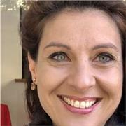 Je m apelle Marta et he suis professeure de catalán. Je suis née a Barcelone et j habite a Cataloigne mais, j ai Fait mes études en Français et catalán. Je peux vous aider pour que vous avez la certificacion en la langue catalane. Nous pouvons faire des c